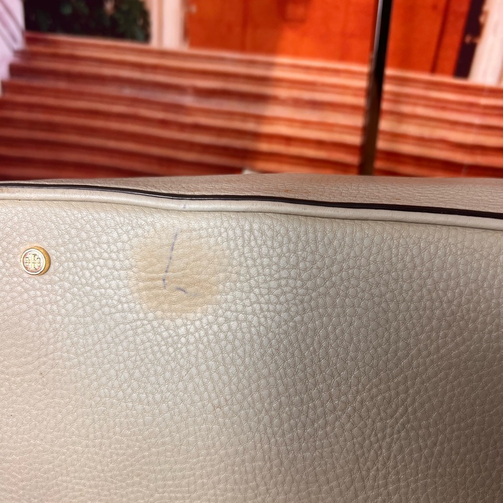 Tory Burch Robinson pebbled leather tote bag cream color with logo charm tag - Picture 10 of 17